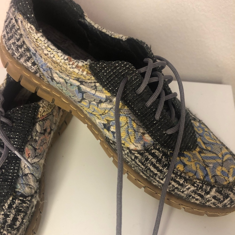 Shoes - Picture 5 of 5
